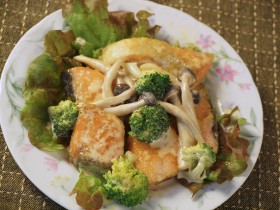 鮭としめじのマヨソース和え～野菜たっぷりで栄養バランス良し、彩り良し～